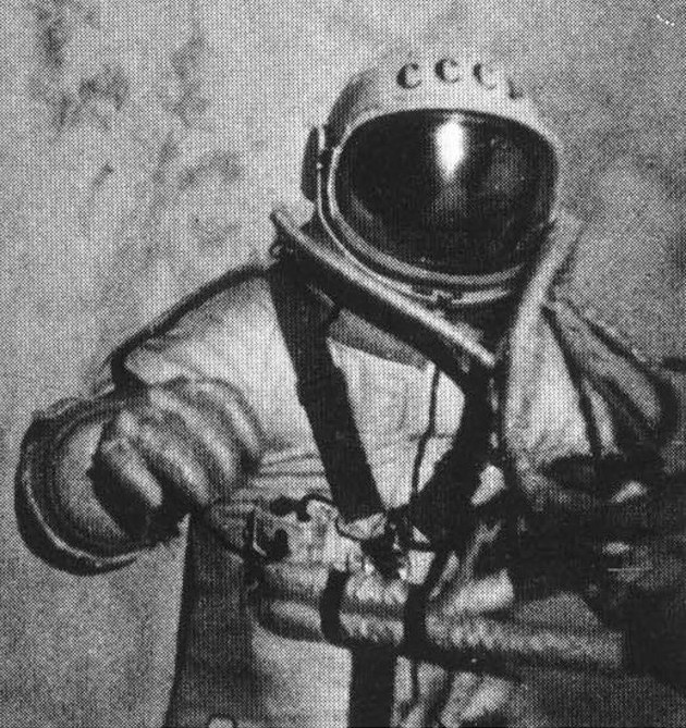 Леонов в открытом космосе фото. Леонов первый выход в открытый космос.