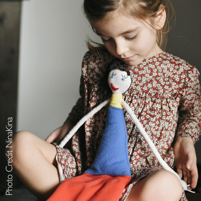 Художница шьет игрушки по мотивам детских рисунков