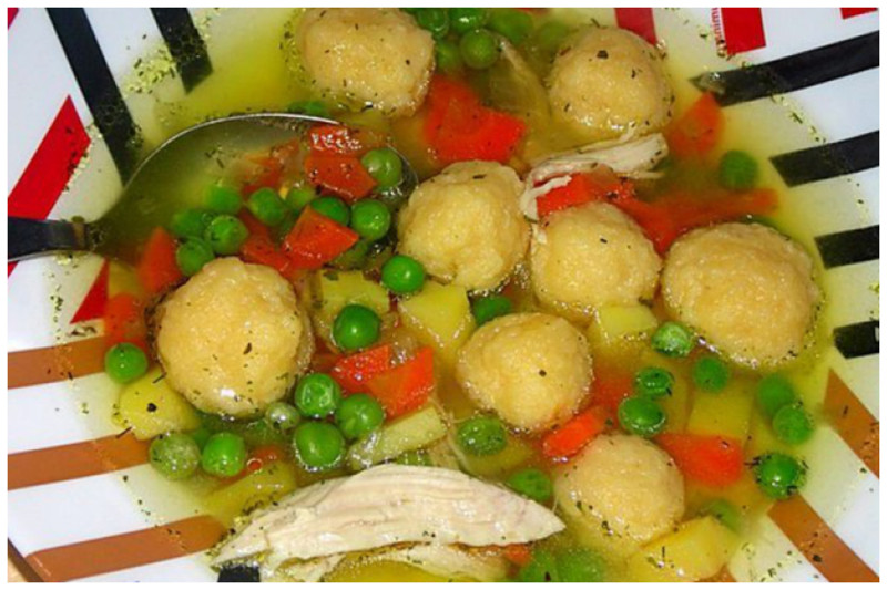 Куриный суп с сырными клецками и зеленым горошком.
