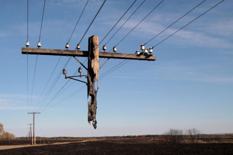 А это просто столб, который не догорел во время пожара в районе поселка Рудня, Волгоградская область (Россия).