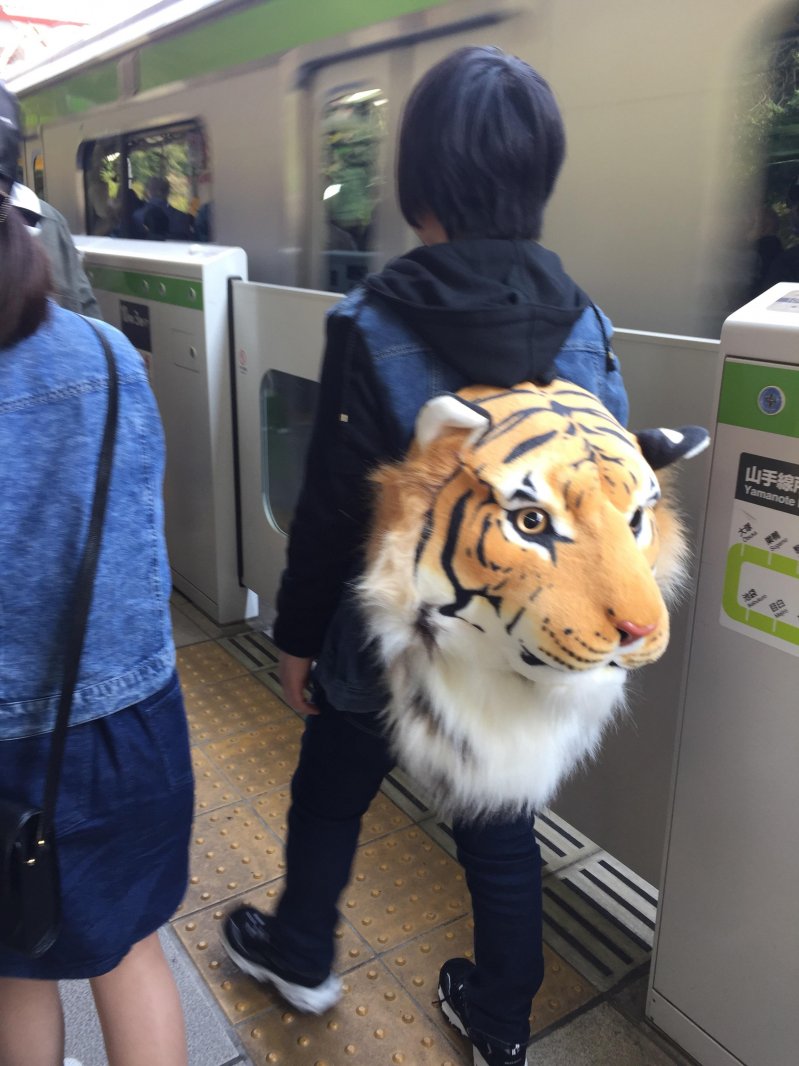 Парень с рюкзаком в Токио 