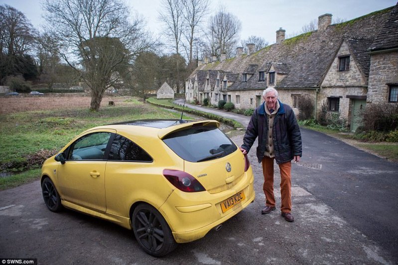 Сотни жёлтых авто приехали в деревню чтобы поддержать пенсионера