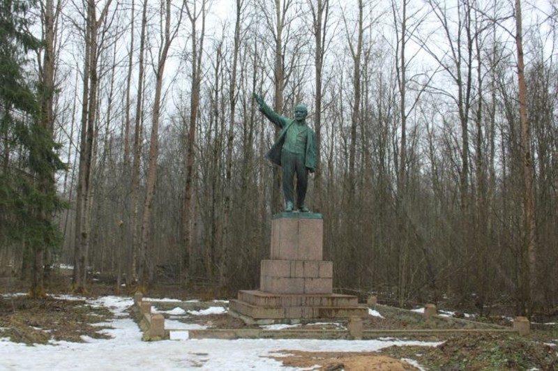 Этот памятник стоит между музеем и причалом, между которыми метров 200. Видимо в 1917 году шалаш стоял не у самого берега.