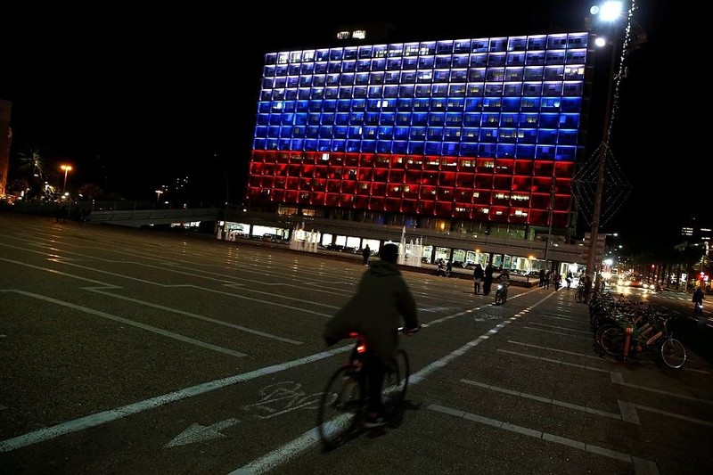 5. Здание мэрии Тель-Авива подсветили в цвета флага России в знак поддержки