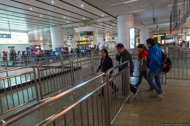 Вот "змейка" из барьеров на крупной станции в Пекине. Даже если нет пассажиров, надо по ней идти.