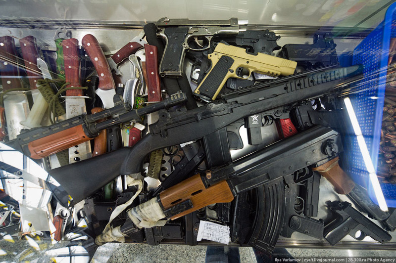 На одной из станций – выставка изъятого оружия.