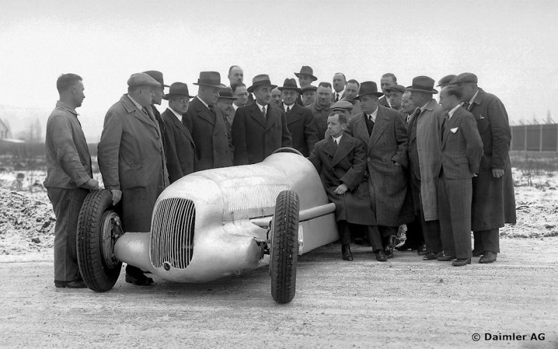Фотосессия W25 и его создателей накануне сезона-1934. На этом зимнем еще снимке (виден снег, если приглядеться) машина очевидно серебристая…