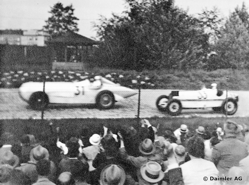 А это гонка на АФУСе в 1932-м. Обтекаемый заказной кузов, водруженный на шасси SSKL, пилоты прозвали 'огурцом'