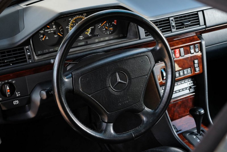 В США пустят с молотка культовый Mercedes 500E W124