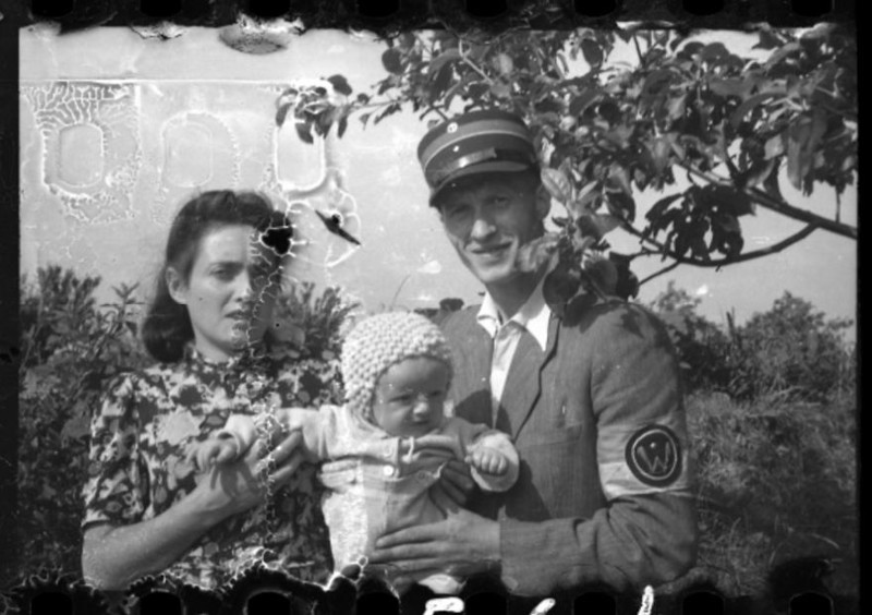 1940 - 1944. Еврей-полицейский с женой и ребенком