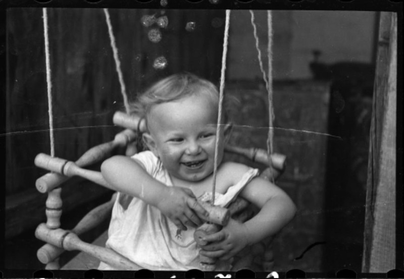 1940 - 1944. Мальчик на качелях