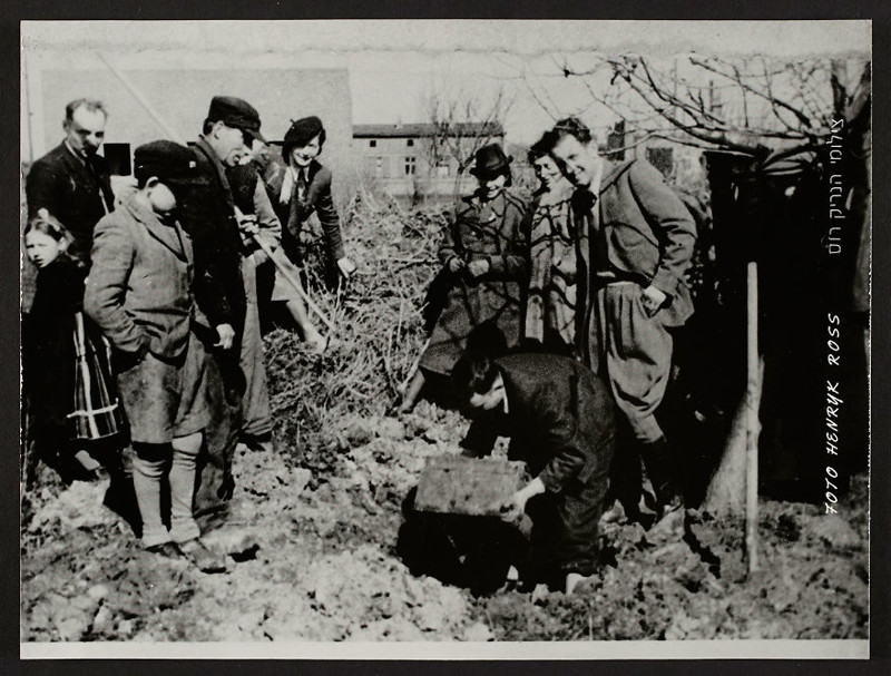 1945. Генрик Росс извлекает из земли коробку со снимками, закопанную годом ранее