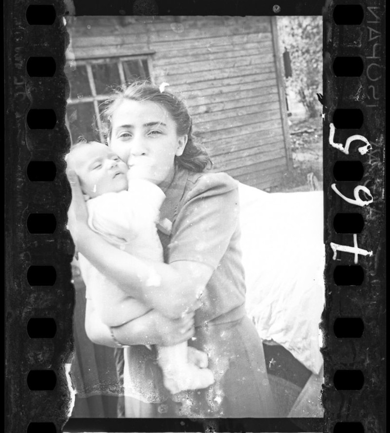 1940 - 1942. Женщина с ребенком - жена полицая-надсмотрщика в гетто