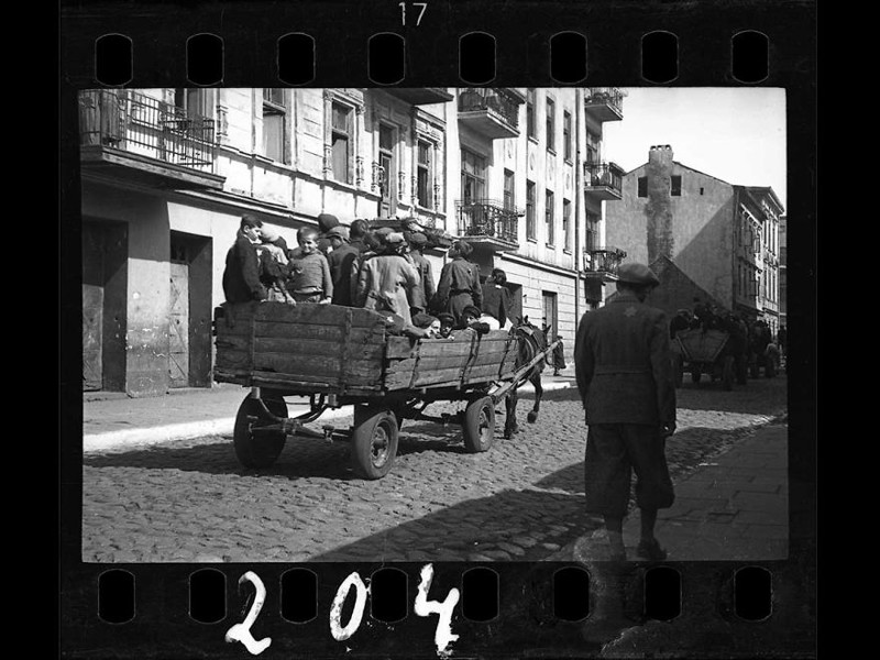 1942. Детей отправляют в концлагерь