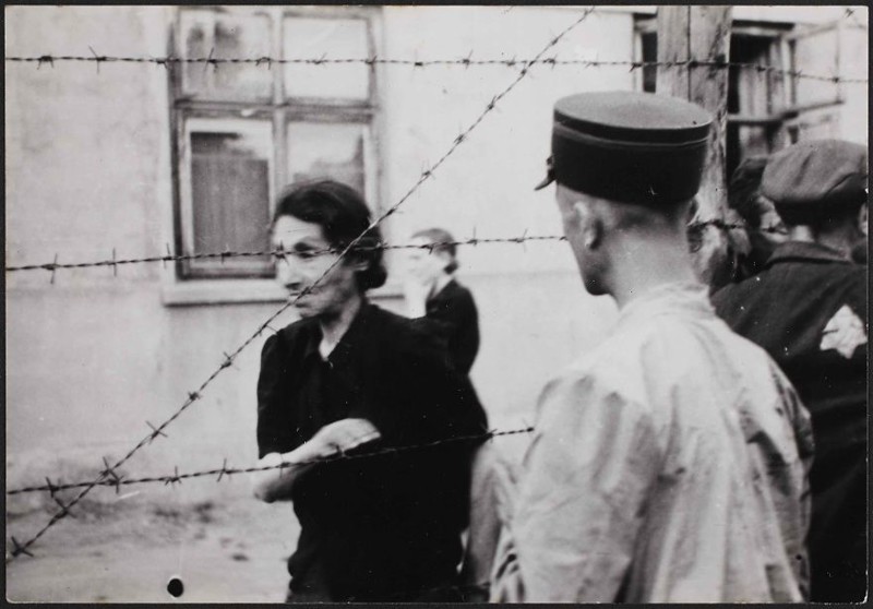 1940 - 1944. Женщина за колючей проволокой