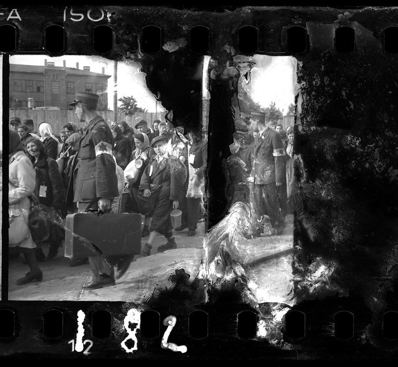 1942 - 1944. Полицейский сопровождает колонну людей,отправляемых в лагерь