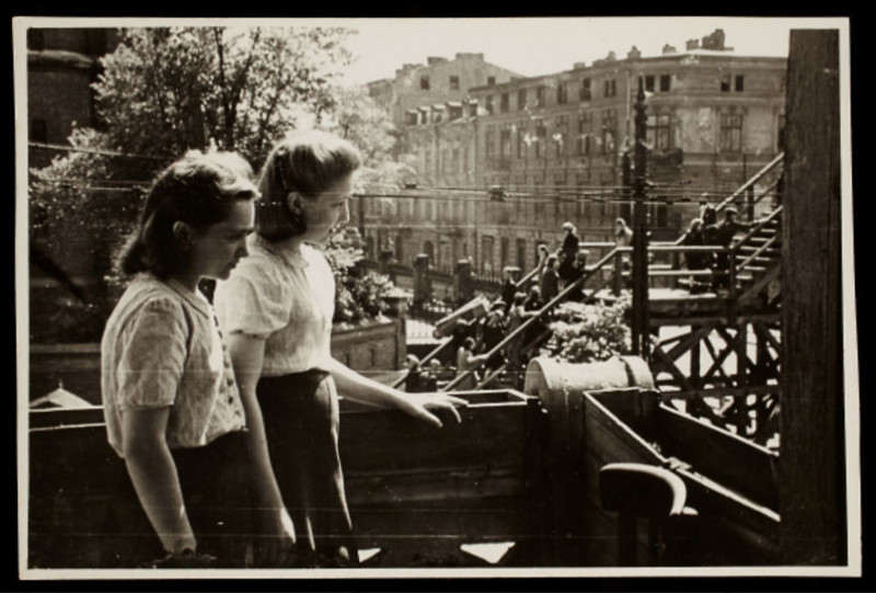 1940 - 1944. Две девушки