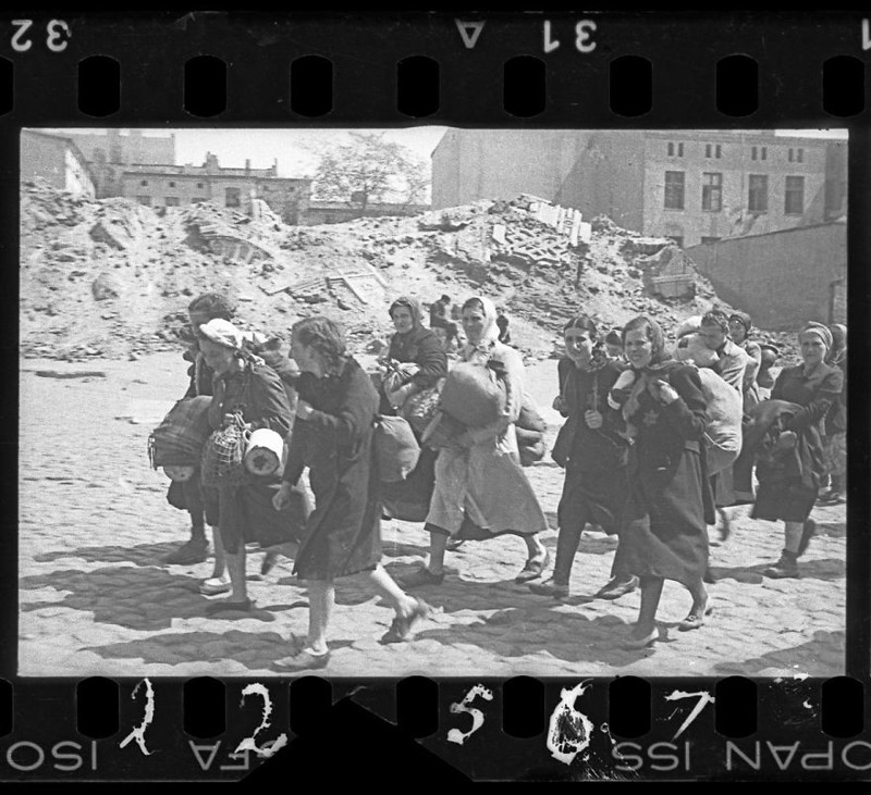 1940 - 1944. Группу женщин отправляют в лагерь