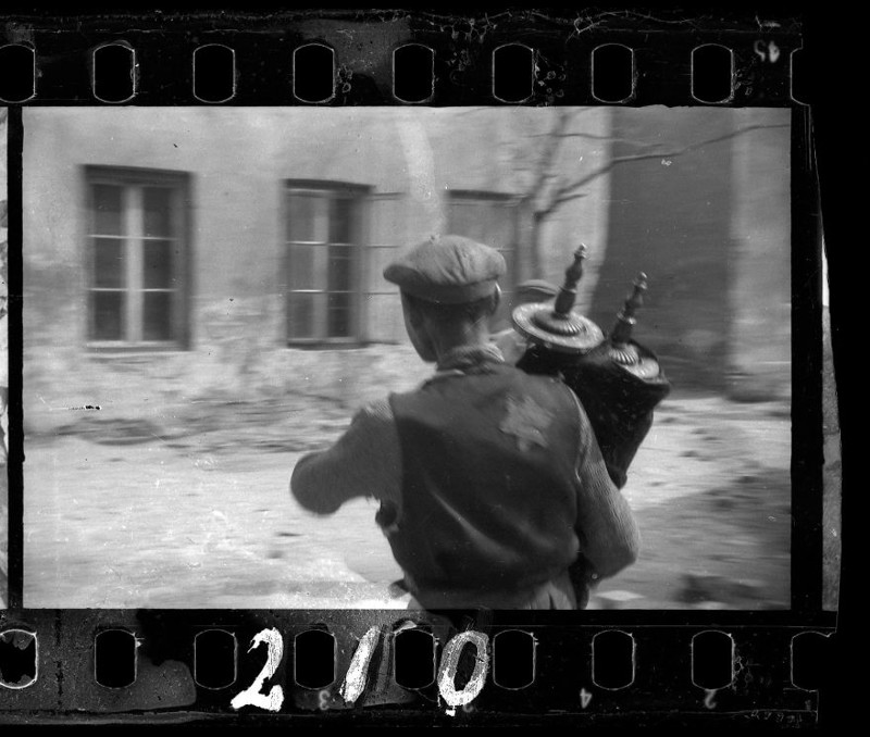 1940. Мужчина, спасающий свиток Торы из разрушенного здания синагоги