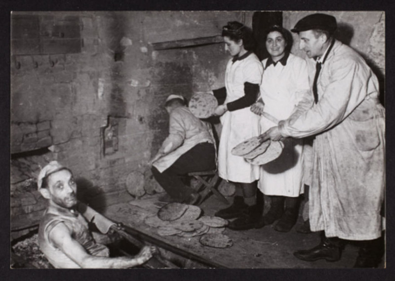 1940. Выпечка пресного хлеба