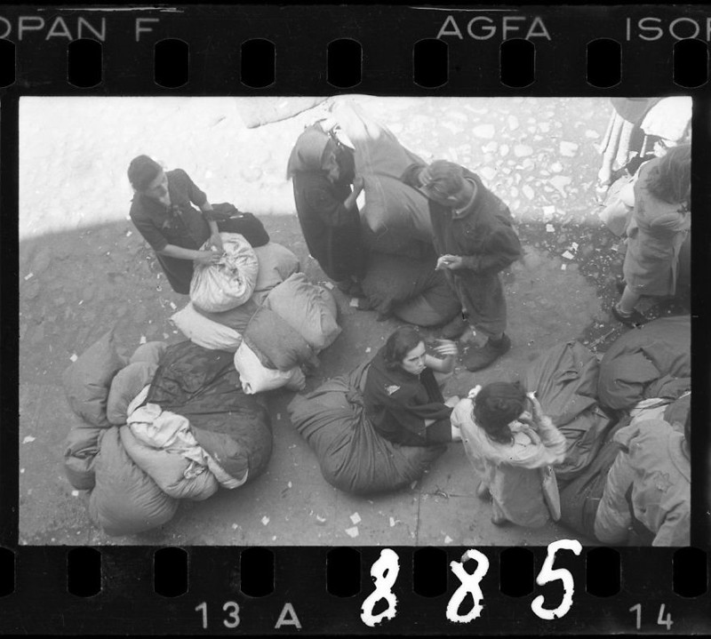1940 - 1944. Жители гетто разбирают вещи, оставшиеся после отправленных в концлагерь