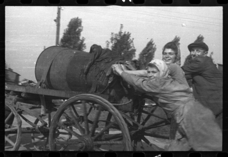 1940 - 1944. Обитатели гетто заняты на вывозе фекалий