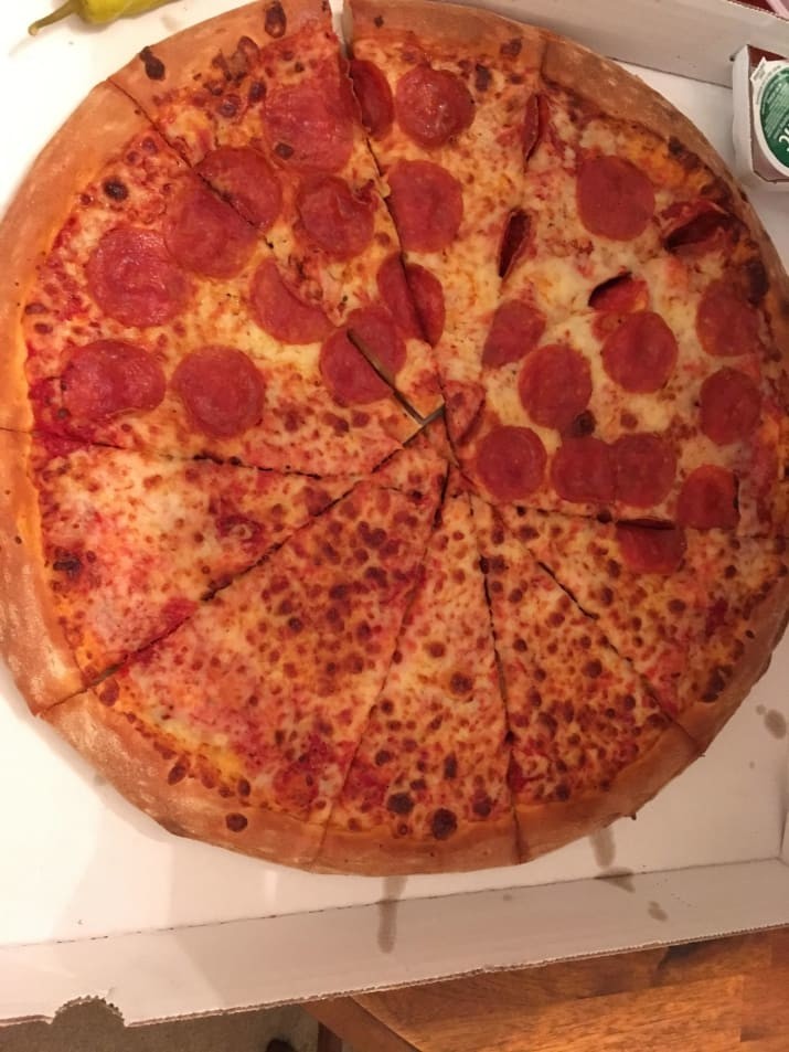 Просто безобразно нарезанная пицца!
