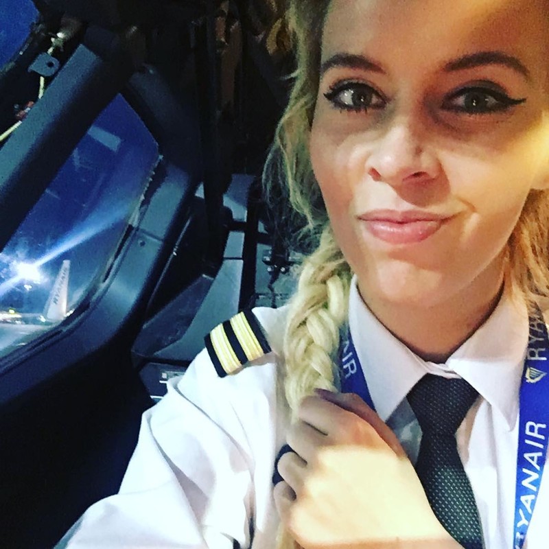 @anniefluff — шведский пилот, летающая на Боинге 737