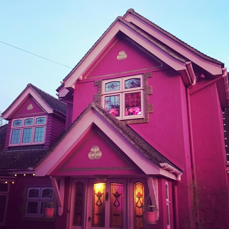 Если вам действительно нравится розовый цвет — этот дом для вас