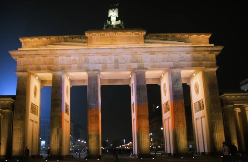 В Берлине Бранденбургские ворота подсветили в цвета российского флага