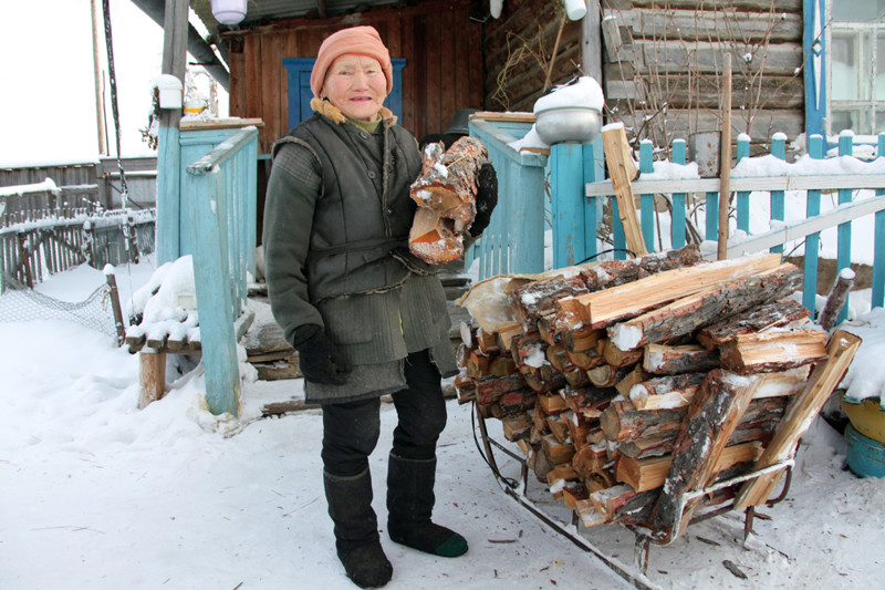...а дров для отопления дома нужно много ведь в Якутии морозы нешуточные (до -60 градусов) и зимы длинные