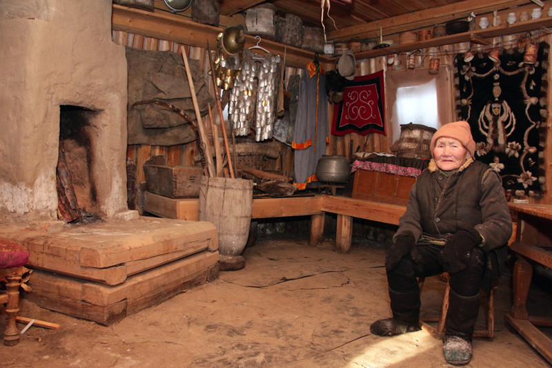 традиционный якутский дом она построила вместе с мужем