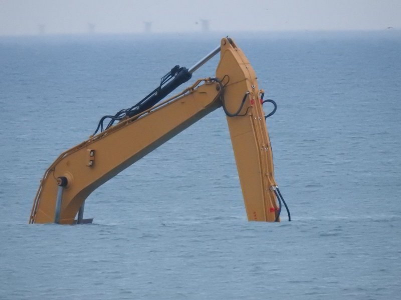 Экскаватор намертво застрял посреди моря в Британии
