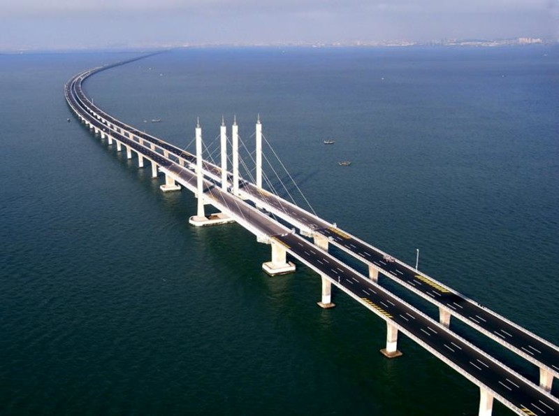 Самый длинный мост в мире — Циндаосский мост длиной 42,5 километра. Он соединяет континентальную часть китайского портового города Циндао с островным районом Хаундао в заливе Цзяочжоу.