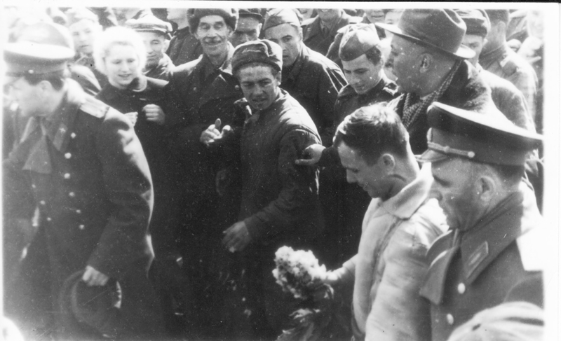Гагарин в окружении народа.
