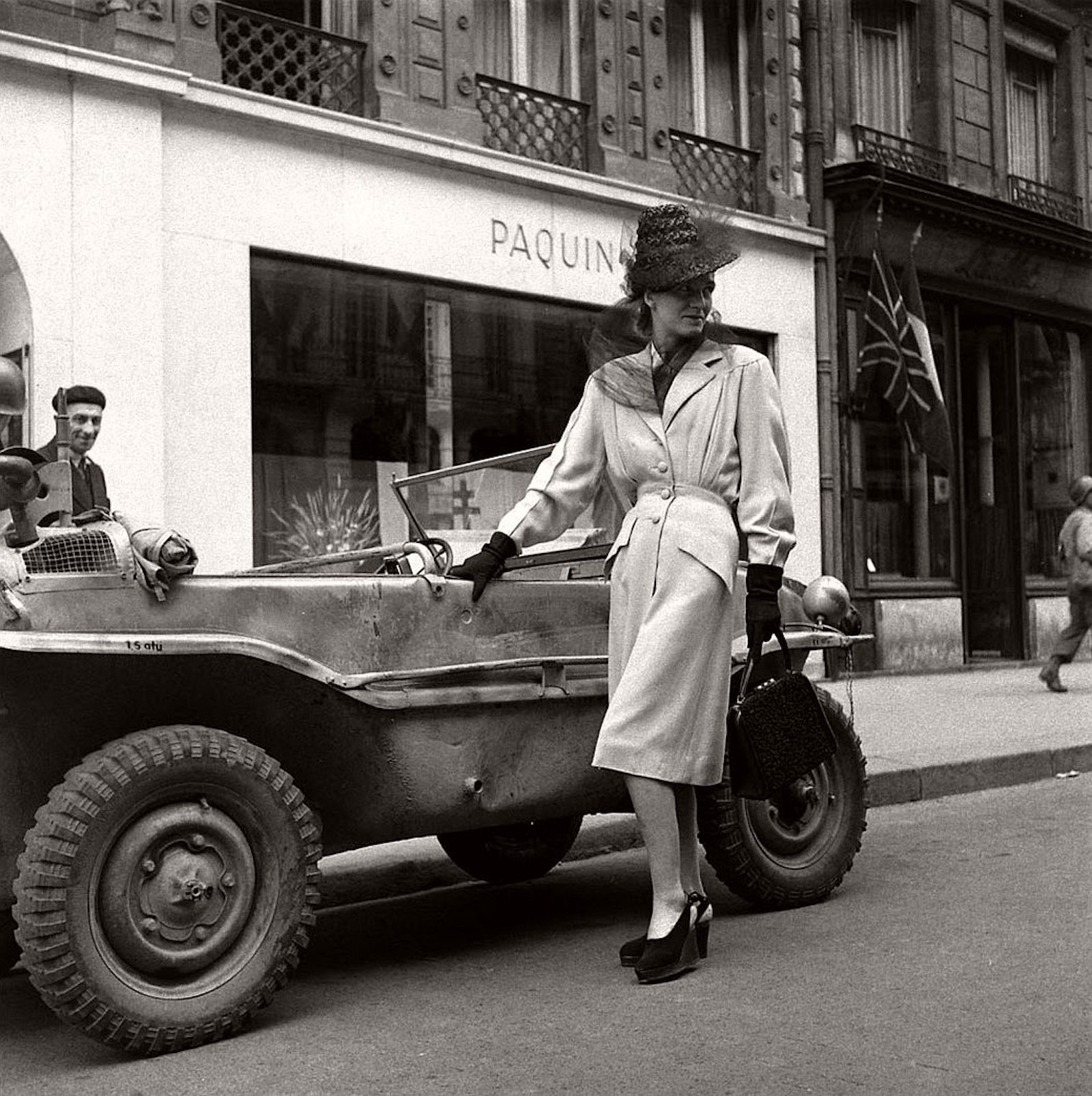 https://cdn.fishki.net/upload/post/2017/04/08/2262190/bob-landry-vintage-fashion-in-paris-1944-11.jpg