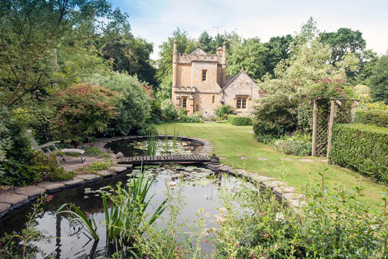 Самый маленький замок Англии выставлен на продажу