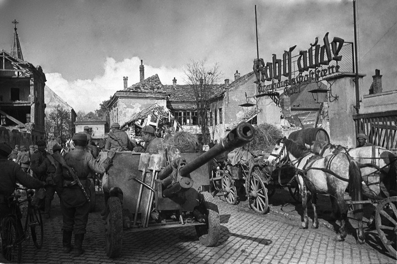 В это время на фронтах Второй мировой:  Венская наступательная операция