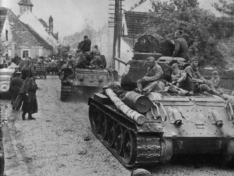 В это время на фронтах Второй мировой:  Венская наступательная операция
