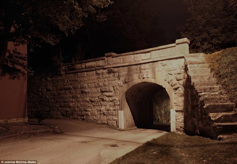 Через эту арку в Верноне, Индиана, пролегал еще один "тоннель"
