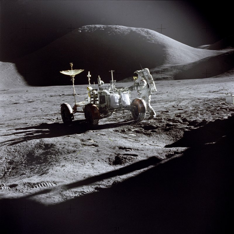 Джеймс Ирвин работает на луномобиле, «Аполлон-16»