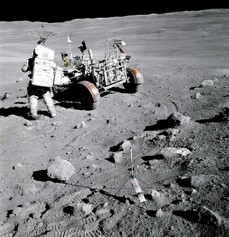Астронавт «Аполлон-16» Чарльз Дюк стоит у луномобиля