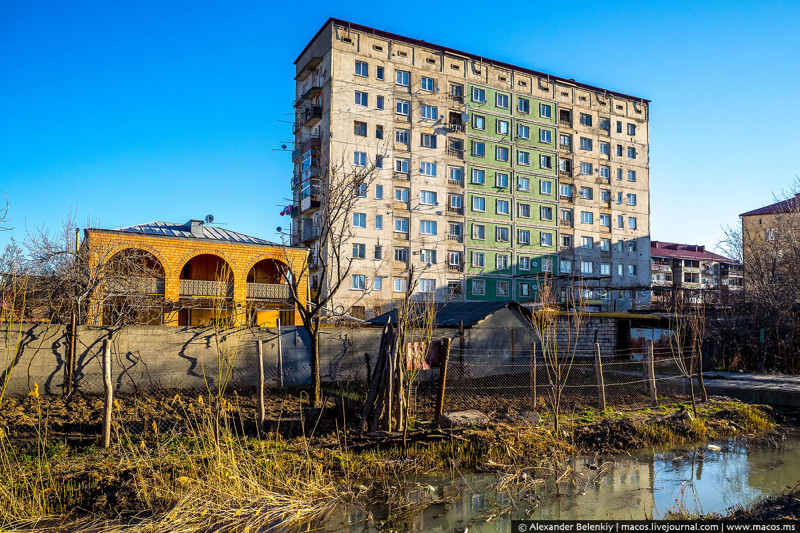 22 Спальные районы, мои любимые! Они представлены типовыми советскими панельками. Часть 9-этажек пострадали во время войны, им снесли верхнушку, и теперь они стали пятиэтажками.