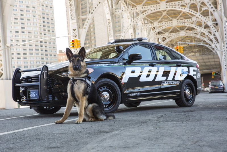 Новый Police Responder Hybrid Sedan на базе модели Fusion.