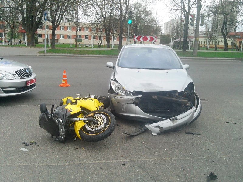 В результате происшествия 44-летний мотоциклист с ушибом правого коленного сустава был госпитализирован в УЗ «ГКБ СМП г. Гродно».