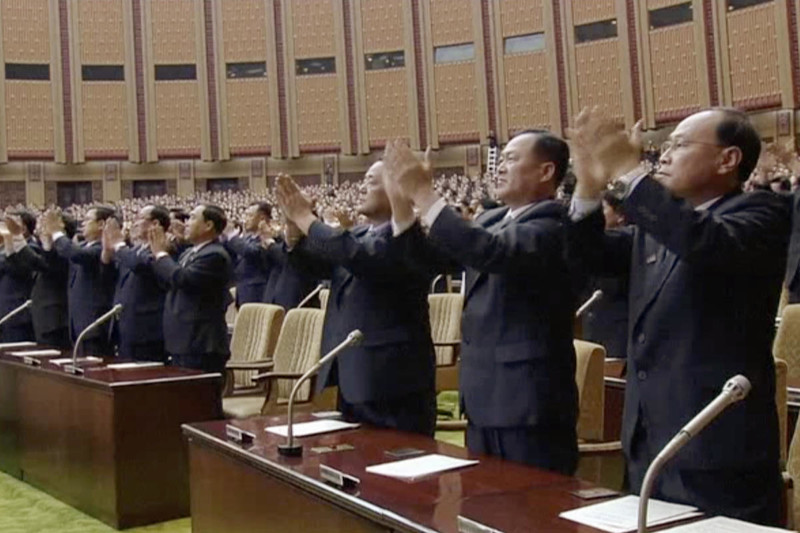 Депутаты собрания аплодируют своему лидеру 