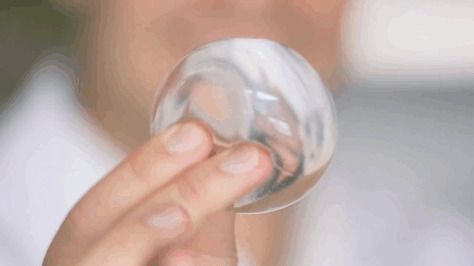 Ученые создали съедобные шарики, которым под силу избавить нас от необходимости использовать пластиковую тару