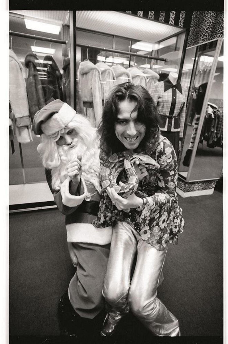  Элис Купер на коленях у Санты с удавом