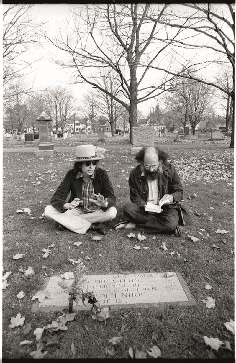 Аллен Гинсберг и Боб Дилан на могиле Джека Керуака, 1975