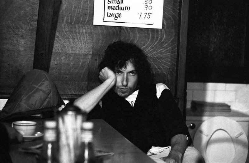 Боб Дилан в закусочной в Массачусетсе во время тура Rolling Thunder Revue, 1975